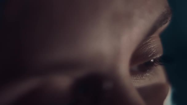Unavené oči sebevědomého doktora hledícího do laboratoře. Detailní záběr na ženu v ochranné masce a hledí, pracující v nemocnici během pandemie koronaviru. Video 4K. Zpomalení — Stock video