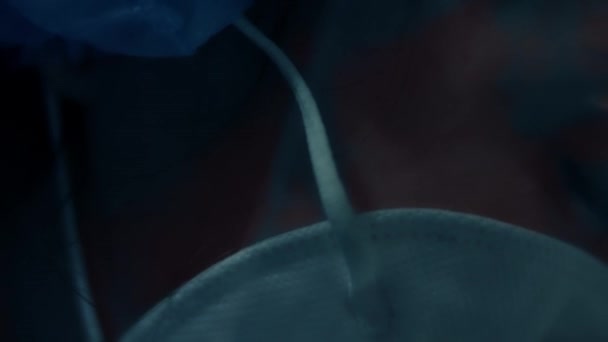Geschlossene Augen eines Arztes vor hellem Hintergrund im Labor. Großaufnahme einer Frau mit medizinischer Schutzmaske und Visier, die während der Coronavirus-Pandemie im Krankenhaus arbeitet. 4K-Video — Stockvideo