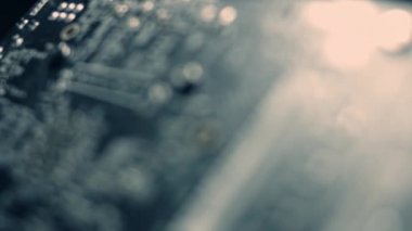 Mühendislerin el ele tutuşmalarının ve GPU Graphic kartlarını yakından analiz etmelerinin makro görüntüsü. Daha iyi bir iş için teknolojiyi geliştiriyorum. 4K video. Sanatsal çekim. Yavaş çekim