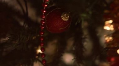 Dekorasyon ve ışıklarla sahte Noel Ağacı 'nın yakın çekimi. Sihirli Noel atmosferi. Seçici odaklanma. 4K video