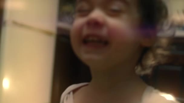 Прекрасна 2 у.о. дівчина демонструє позитивні емоції, дуже щасливий і задоволений малюк. відео 4K — стокове відео