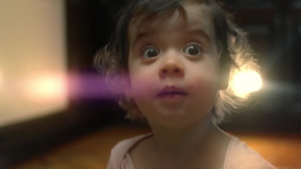 Gyönyörű 2 év. lány pozitív érzelmeket mutat, nagyon boldog és elégedett kisbaba. 4K videó — Stock videók