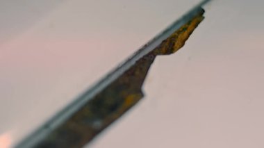 İçerideki paslı bir çamaşır makinesinin makro görüntüsü. Pas sorunu. Çamaşır makinesinin tadilata ihtiyacı var. 4K video. Yavaş çekim