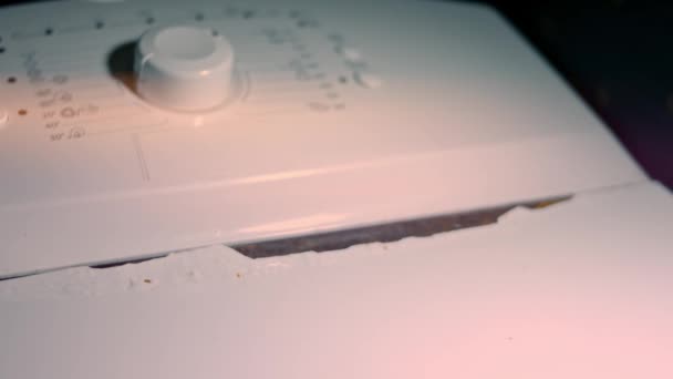 Közelkép egy régi rozsdás mosógépről a belsejében. A mosógépet fel kell újítani. 4K videó — Stock videók