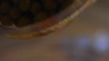 Geleneksel Rus salatası Olivier 'i hazırlıyorum. Diğer malzemelere yeşil bezelye eklemek - salatalık, patates, sosis, havuç, yumurta, mayonez. 4K video