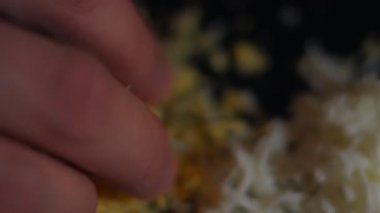 Beyaz tabakta Olivier salatası, rendelenmiş yumurta ile süslenmiş. Geleneksel Yeni Yıl ve Noel Rus salatası. Yakın çekim, 4K video