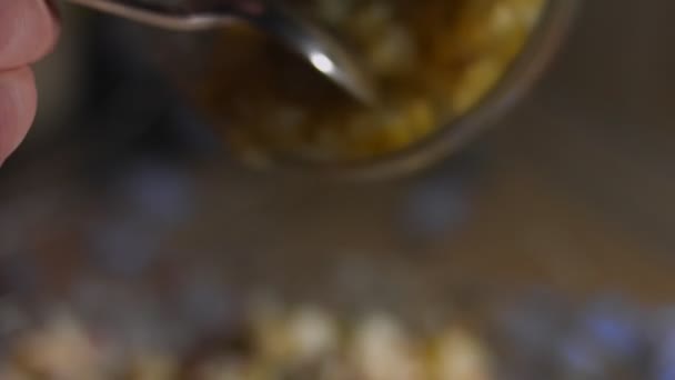 러시아 전통 샐러드 올리 비에. 유리그릇에 소금을 친 오이를 다른 재료들 - 푸른 완두콩, 감자, 소시지, 당근, 달걀, 마요네즈 - 에 첨가 한다. 4K 비디오 — 비디오