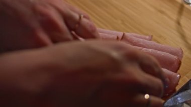 Aperatif olarak ahşap tepside dilimlenmiş domuz jambonu. 4K video.