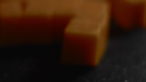 체더 치즈 블록이 절단 보드에 있습니다. 맛있는 식욕을 돋구어 주는 케다 치즈. 4K 비디오 — 비디오