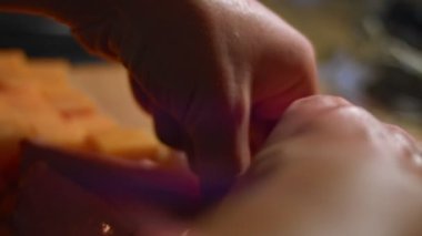 Aperatif olarak da peynirli ve ballı dilimlenmiş domuz jambonu. 4K video.