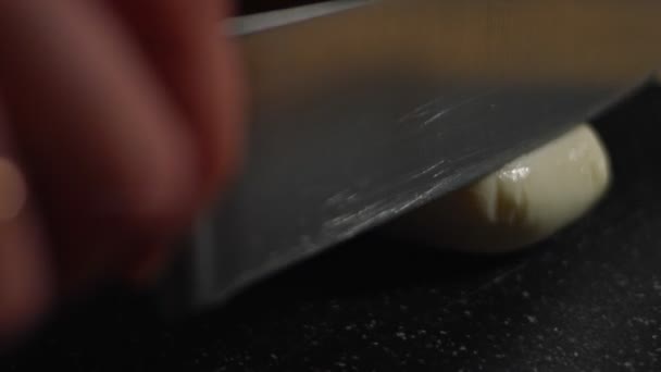 Mozzarella a ser cortada numa tábua de corte. Vídeo 4K — Vídeo de Stock