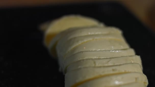 Kesme tahtasında dilimlenmiş mozzarella. 4K video — Stok video