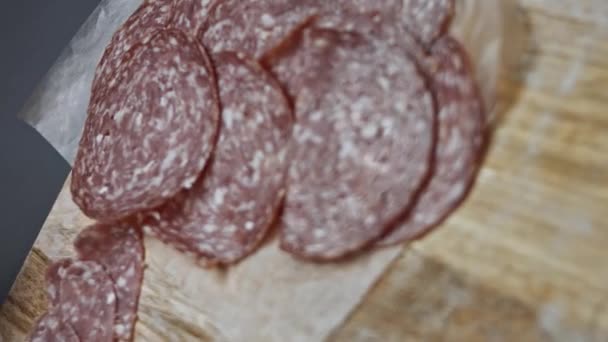 Świeże włoskie plasterki kiełbasy Salami na drewnianej desce do krojenia, Cięcie kształtów serca kiełbasy salami w Mediolanie. Przygotowywanie pizzy w kształcie serca na Walentynki dla ukochanej osoby. Wideo 4K — Wideo stockowe