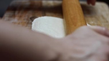 Tahta kesme tahtasının üzerinde pizza için taze hamur hazırlıyorum. Sevgililer Günü için kalp şeklinde pizza hazırlıyorum. Sevdiğim biri için. 4K video