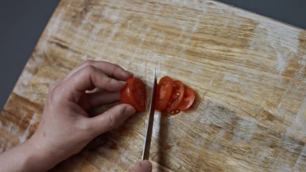 Tomates cherry en rodajas, salchichas italianas y queso mozzarella en forma de corazón en una mesa de bandeja de madera como ingredientes para pizza. Preparación de pizza en forma de corazón para el Día de San Valentín para un ser querido — Vídeo de stock