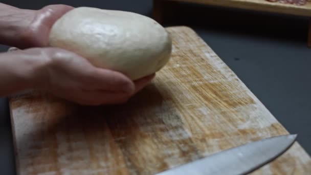Φρέσκια ακατέργαστη ζύμη για πίτσα σε ξύλο κοπής. Προετοιμασία καρδιά σχήμα πίτσα για την Ημέρα του Αγίου Βαλεντίνου για ένα αγαπημένο πρόσωπο. Βίντεο 4K — Αρχείο Βίντεο