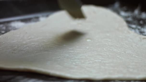 在烤盘上把橄榄油撒在心形面团上.为爱的人准备情人节的心形披萨。4K视频 — 图库视频影像