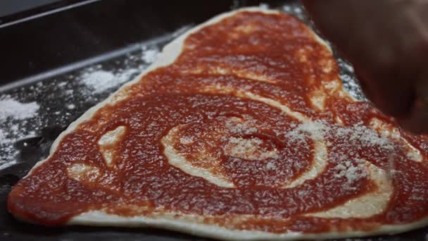 Parmigiano sajtot öntök a szív alakú tésztára a sütőtálcán. Szívalakú pizzát készítek Valentin napra egy szerettemnek. 4K videó — Stock videók