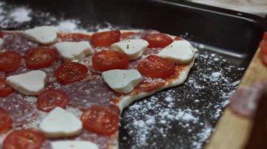 Fırın tepsisinde fesleğenli pizza. Sevgililer Günü için kalp şeklinde pizza hazırlıyorum. Sevdiğim biri için. 4K video