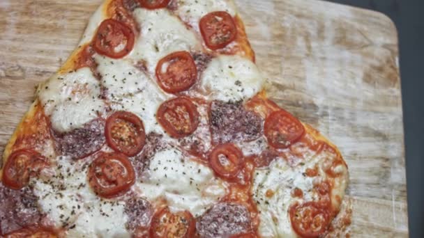 Varm hjärtformad pizza på träbrädan. Överraskning måltid för en älskad för alla hjärtans dag. 4K-video. Ovanifrån, rotation — Stockvideo