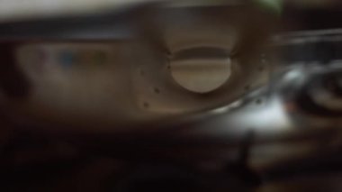 Tavada kızarmış tavuk yumurtası, kalp şeklinde. Sevgililer Günü için yemek. Özel bir tören için sevilen biri için komik bir sürpriz anlayışı. 4K video