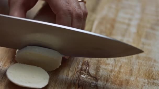 Manos femeninas rebanando queso mozzarella en una tabla de cortar de madera. Vídeo 4k — Vídeos de Stock