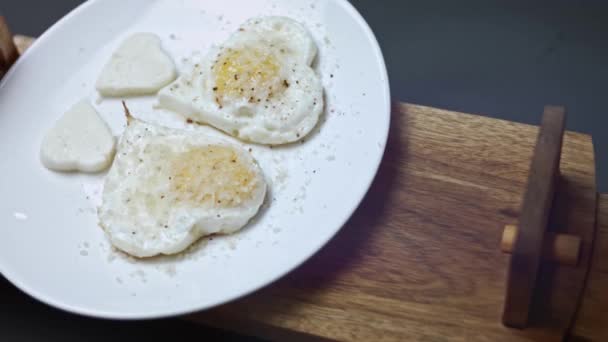Smażone jaja kurze z serem parmigiano i mozzarellą, kształt serca. Dodaję kubek do kawy. Jedzenie na Walentynki. Koncepcja zabawnej niespodzianki dla ukochanej osoby dla specjalnej ocasion — Wideo stockowe