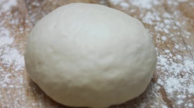 Tonbalıklı pizza hazırlamak için bir parça hamur küflenmeye hazır. Sevgililer Günü için kalp şeklinde ton balıklı pizza hazırlıyorum. Sevdiğin birine sürpriz yemek olarak. 4K video. Yavaş çekim