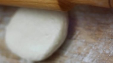Tahta kesme tahtasının üzerinde ton balıklı pizza için taze hamur hazırlıyorum. Sevgililer Günü için kalp şeklinde ton balıklı pizza hazırlıyorum. 4K video