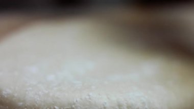 Tahta kesme tahtasının üzerinde ton balıklı pizza için taze hamur hazırlıyorum. Sevgililer Günü için kalp şeklinde ton balıklı pizza hazırlıyorum. 4K video