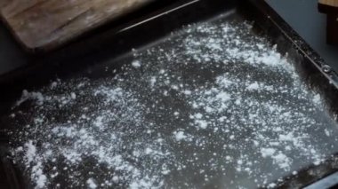 Kalp şeklindeki hamuru ton balıklı pizzayı pişirmek için pişirme tepsisine koymak. Sevgililer Günü için kalp şeklinde ton balıklı pizza hazırlıyorum. Sevdiğin birine sürpriz yemek olarak. 4K video
