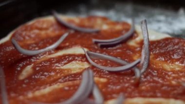 Pizza hamurunun üzerine kırmızı soğan dilimleri serpiştiriyorum. Sevgililer Günü için kalp şeklinde ton balıklı pizza hazırlıyorum. 4K video