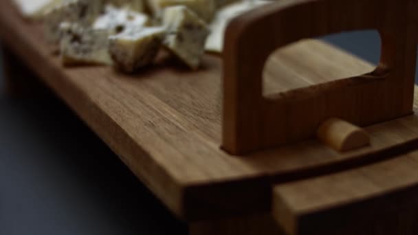 Main féminine mettant l'oignon rouge tranché sur une table en bois près d'autres ingrédients pour la pizza au thon. Vidéo 4K. Tir artistique, ralenti — Video