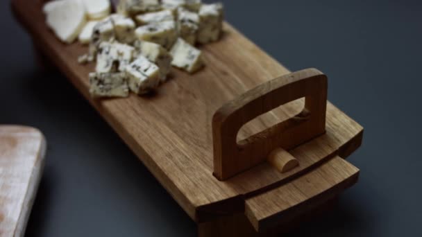 Mano femminile mettere una ciotola di pezzi di tonno sul tavolo vassoio di legno vicino ad altri ingredienti per la pizza tonno. Preparare la pizza al tonno a forma di cuore per San Valentino come pasto a sorpresa per una persona cara. Video 4K — Video Stock