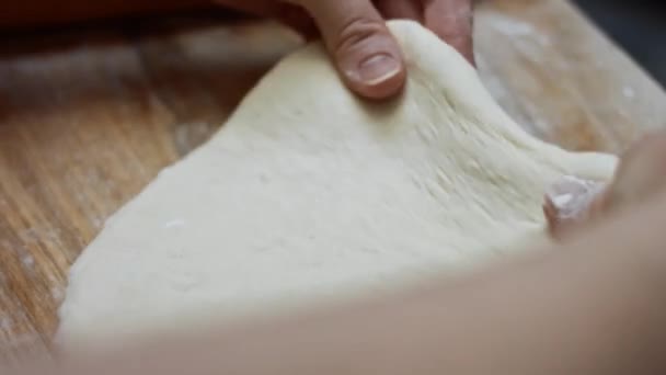 나무 도마 위에서 참치 피자를 위한 신선 한 반죽을 만들고 있습니다. 사랑하는 사람의 날을 위해 심장 모양의 참치 피자를 준비 했습니다. 4K 비디오 — 비디오