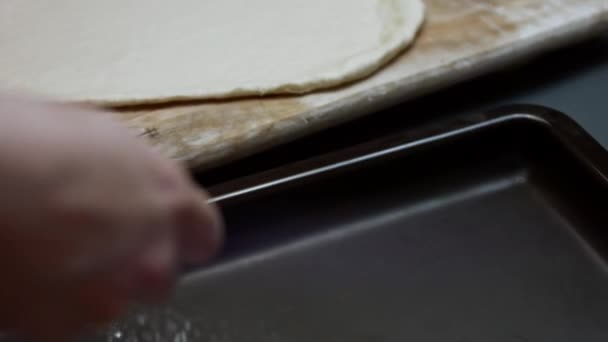 Häll mjöl på en bakplåt för att laga tonfiskpizzan. Förbereda hjärtformade tonfisk pizza för alla hjärtans dag som överraskning måltid för en nära och kära. 4K-video — Stockvideo