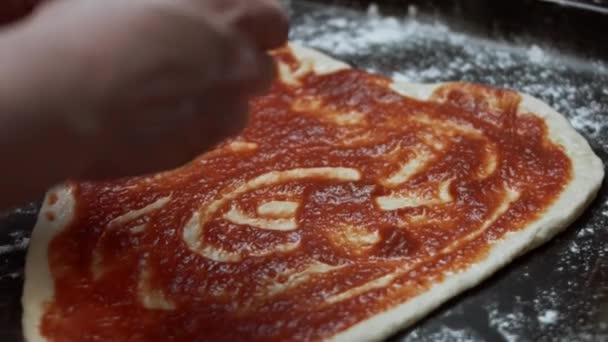 Rozsypeme červené cibulové plátky na těsto na pizzu. Příprava tuňákové pizzy ve tvaru srdce na Valentýna pro milované. Video 4K — Stock video