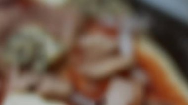 Pizzanın üzerine Danimarka peyniri serpiştirmek. Sevgililer Günü için kalp şeklinde ton balıklı pizza hazırlıyorum. 4K video. Sanatsal çekim, makro görünüm