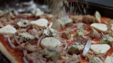 Pizzanın üzerine başka malzemelerle parmesanlı peynir serpiştirmek. Sevgililer Günü için kalp şeklinde ton balıklı pizza hazırlıyorum. 4K video