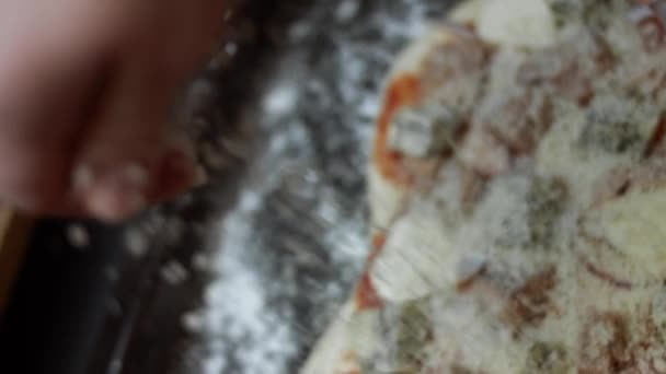 Поширюючий сир парміджано над тістом піци з іншими інгредієнтами. Приготування піци тунця у формі серця для Дня святого Валентина. 4K відео. Художня стрільба — стокове відео