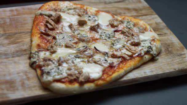 Gorąca domowej roboty pizza na drewnianej desce. Pizza z tuńczyka w kształcie serca na Walentynki dla ukochanej osoby jako posiłek niespodzianka. Nagranie 4K. Spowolnienie — Wideo stockowe