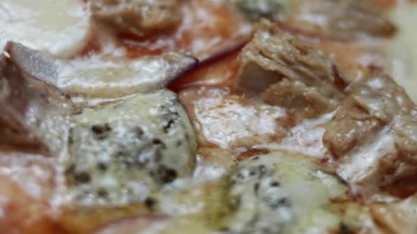 Tahtada ev yapımı sıcak pizza. Sevgililer Günü için kalp şeklinde ton balıklı pizza. Sevdiğin biri için sürpriz yemek. 4K video. Makro görünüm — Stok video