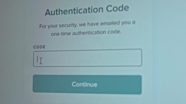 Introducir el código de autenticación para ingresar a su cuenta personal en el intercambio de criptomonedas — Vídeos de Stock