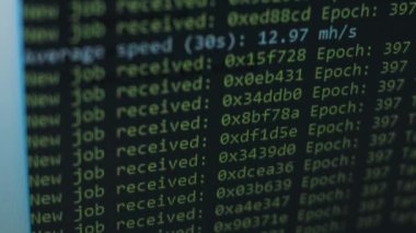 Kripto madenci programı penceresi kripto para çıkarma sürecini gösteriyor. Evde madencilik..