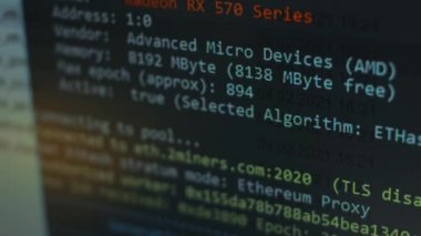 Kripto madenci programı penceresi kripto para çıkarma sürecini gösteriyor. Maden ocağı. Evde madencilik..