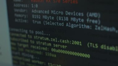Kripto madenci programı penceresi kripto para çıkarma sürecini gösteriyor. Evde madencilik. GPU madenciliği