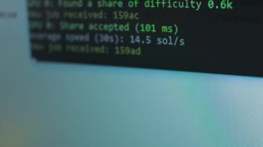 Kripto madenci programı penceresi kripto para çıkarma sürecini gösteriyor. Evde madencilik. GPU madenciliği
