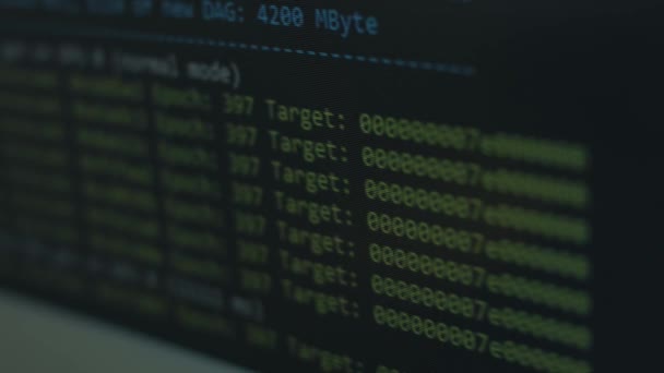 Kripto madenci programı penceresi kripto para çıkarma sürecini gösteriyor. Evde madencilik.. — Stok video