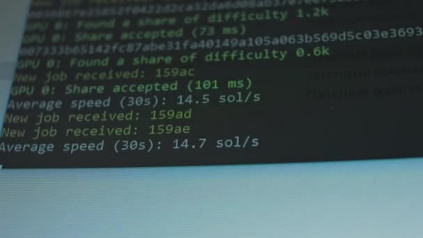 Kripto madenci programı penceresi kripto para çıkarma sürecini gösteriyor. Evde madencilik. GPU madenciliği — Stok video