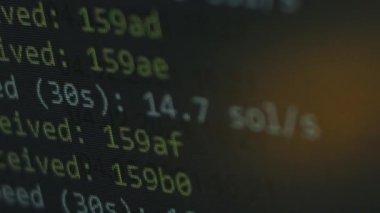 Kripto madenci programı penceresi kripto para çıkarma sürecini gösteriyor. Evde madencilik. GPU madenciliği